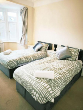 SOUTHEND ON SEA l 4 BEDROOM HOUSE l CONTRACTORS FAMILIES GROUPS ALL WELCOME l FREE PARKING l